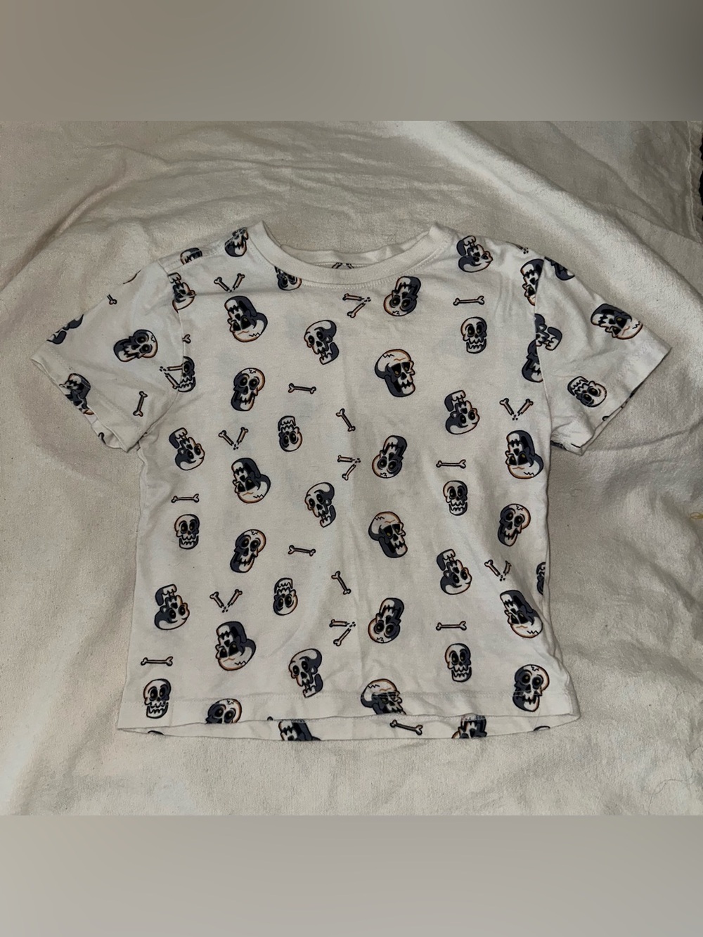 Old Navy White Short Sleeve Tee with Black & Tan Skull Print